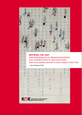 Bild einer Gruppe Menschen aus der Vogelperspektive auf grauem Untergrund mit den Ziffern 0 und 1 in wechselnder Anordnung auf dem grauen Grund. Das Bild wird von einem roten Rand umrahmt.